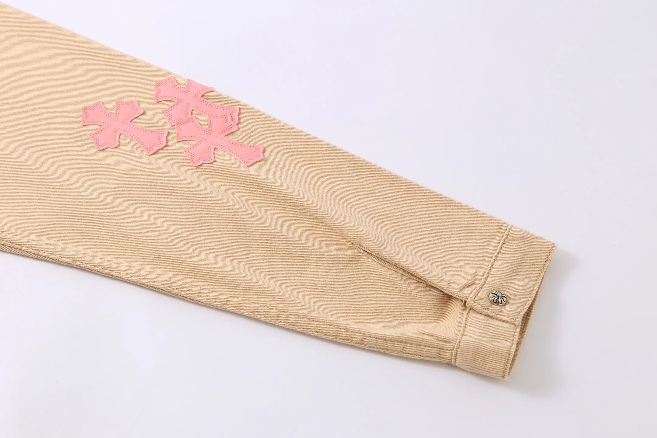 P260 Style No.: H884 Crow Heart & 𝐂𝐡𝐫𝐨𝐦𝐞 𝐇𝐞𝐚𝐫𝐭 CH Cherry Blossom Pink Checkerboard Leather Jacket* Crow Heart is a representative shirt jacket, loved by many celebrities, such as Yu Shuxin and Angelababy have picked it up. The main body fabric in khaki has a great texture, is strong and stylish. The pink cross-shaped patchwork leather is so eye-catching, and it is also embellished with checkerboard elements. It directly brings out the sweet and cool style, and the design is overwhelming. The hardware buttons are exquisite and durable, and the Crow heart logo on them is full of details, highlighting high-end quality. No matter whether it’s a boy or a girl, it looks great on you! Color: Khaki Size: 46-48-50-52